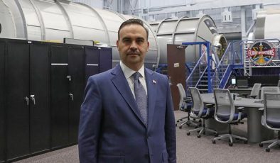 Bakan Kacır NASA’nın uzay merkezini ziyaret etti