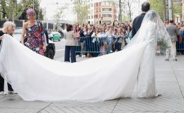 Sokakları süpüre süpüre evlenmişti:  Annesinin eski gelinliğiyle sevdiğine kavuştu
