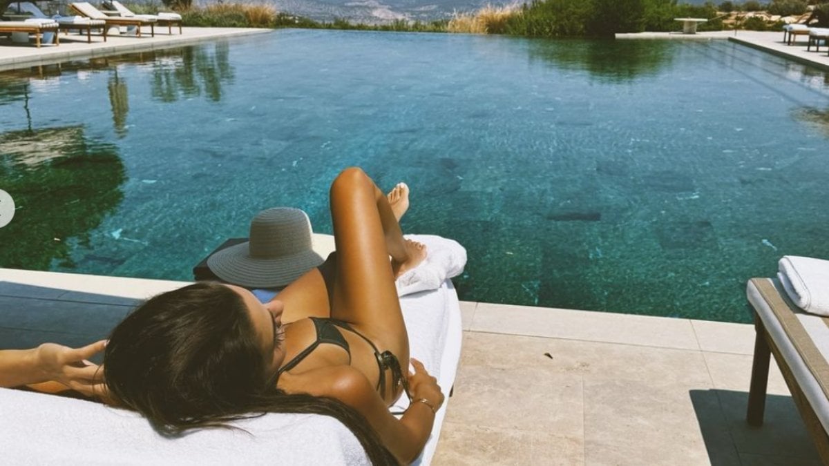 Oyuncu Hande Erçel şimdi de Atina’da! Yeni tatil pozlarına beğeni yağdı