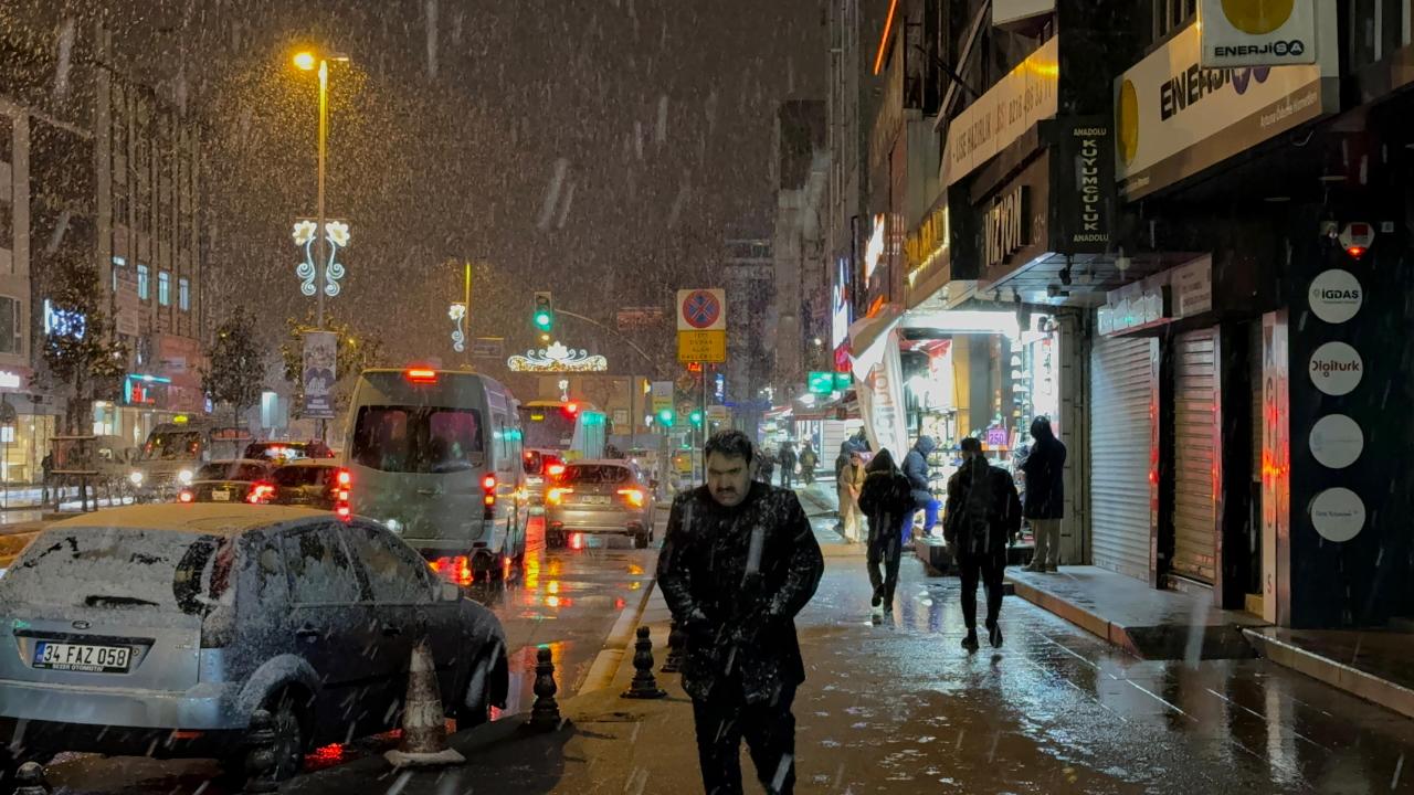 İstanbul’da kar yağışı aralıklarla sürüyor