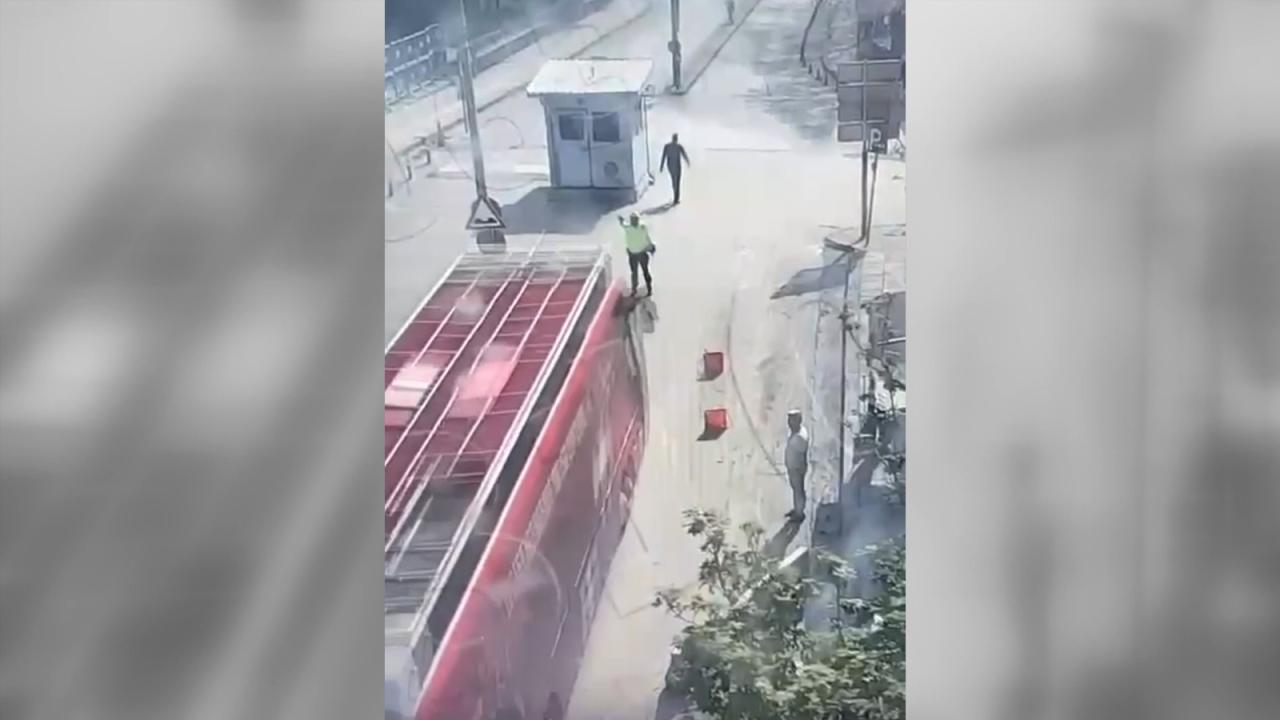 CHP’nin şoförünün polisin üzerine otobüs sürdüğü anlar kamera